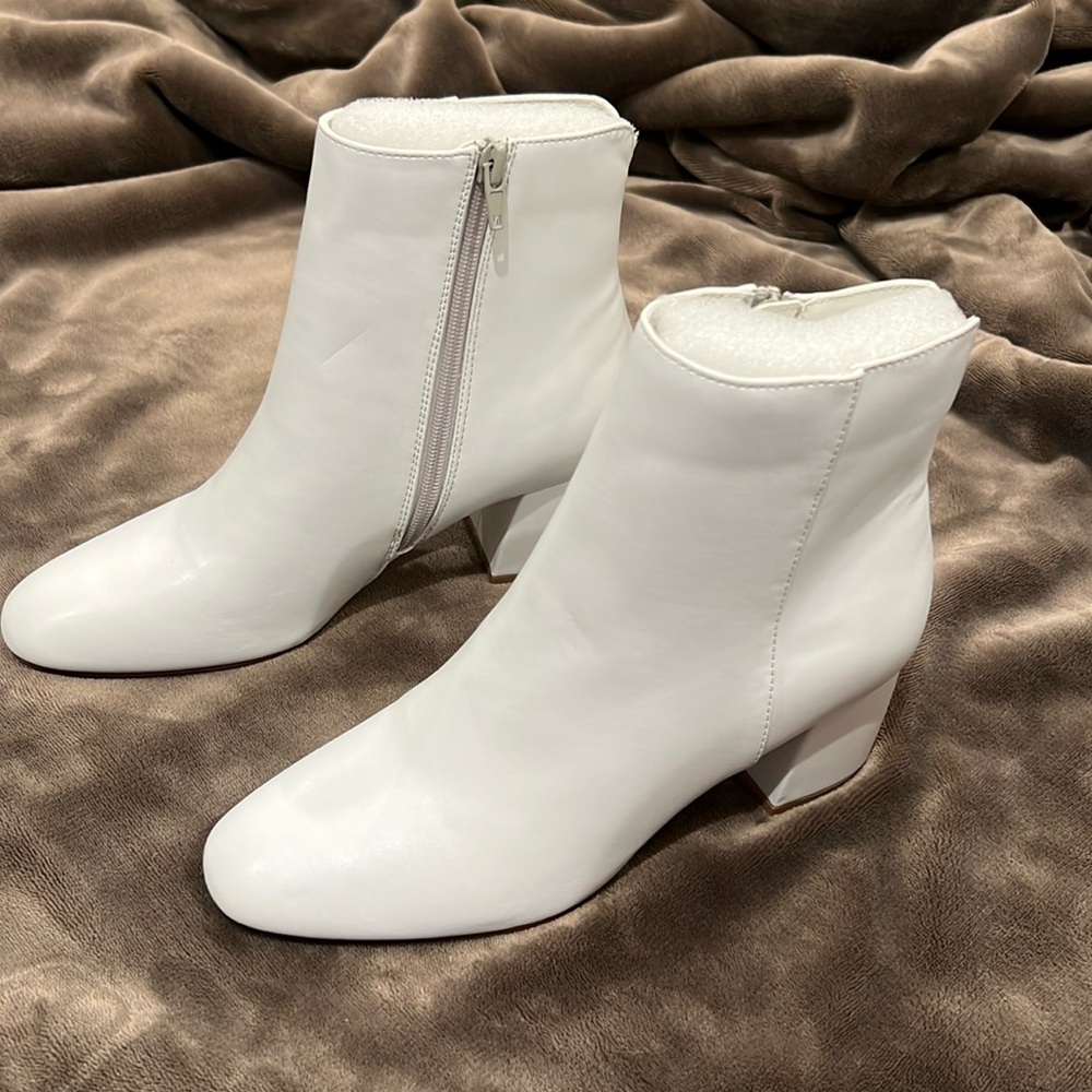 🎉Host Pick🎉NWOT Chinese Laundry Women’s White Davinna Bootie - 7 1/2 M